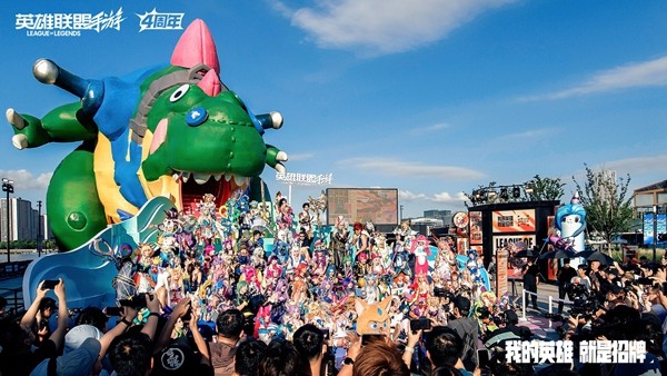 我的英雄就是招牌！巨型金克丝破界登陆上海西岸，陈都灵、常华森亮相lolm四周年庆典